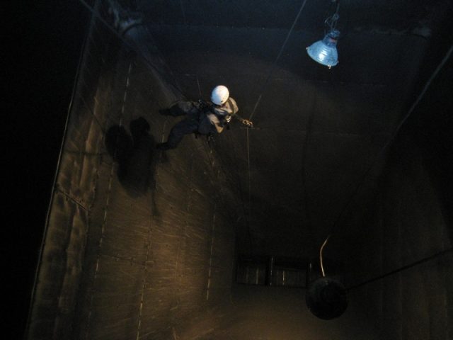 Höhenarbeiter im Bunker