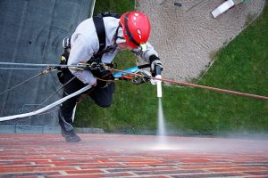 Kletterarbeiter an Fassade