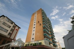 Fassadenkletterer dichten Fassade ab, Kletterarbeit ohne Gerüst,gerüstlose Höhenarbeit in Lauenburg