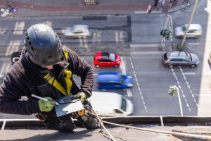 Dachdecker zeichnet Schiefer an ohne Gerüst