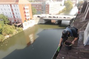 Regenrinnenreinigung über Wasser