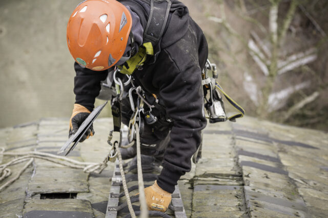 Dachreparatur an einem Schieferdach in Hamburg