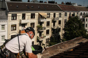 Dachdecker bei der Arbeit