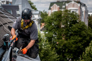 Höhenarbeiter bei Dacharbeiten
