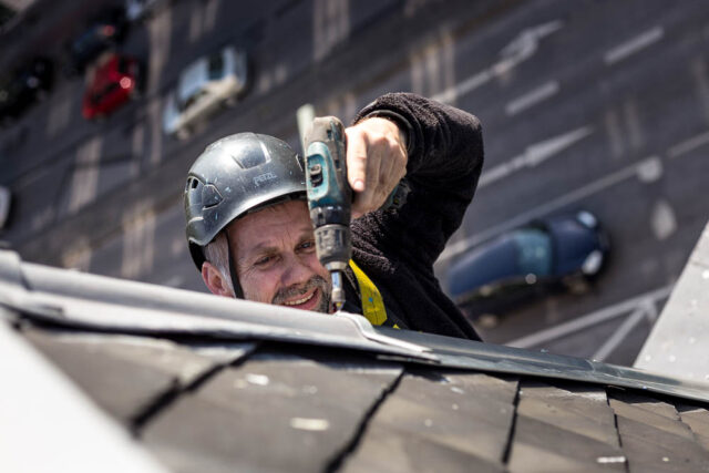 Kletterer repariert Sturmschaden am Dach