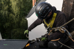 Industriekletterer und Dachdecker bei der Arbeit