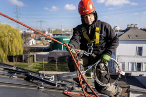 Höhenarbeiter montiert eine Seilsicherung