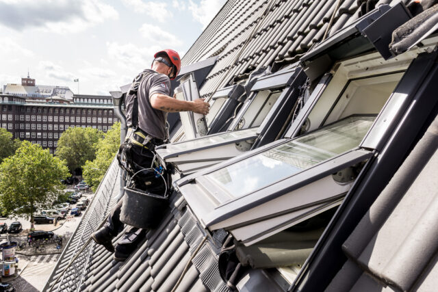 Industriekletterer repariert Velux Fenster