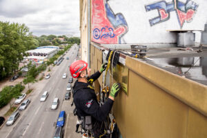 Industriekletterer bei Sturmschadenbeseitigung