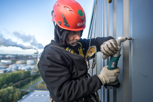 Kletterarbeiter bei Höhenmontage